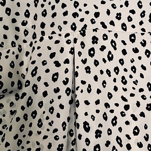 Lush Warren Split V Blouse in Tan Women's Small Cheetah Print - Picture 7 of 8